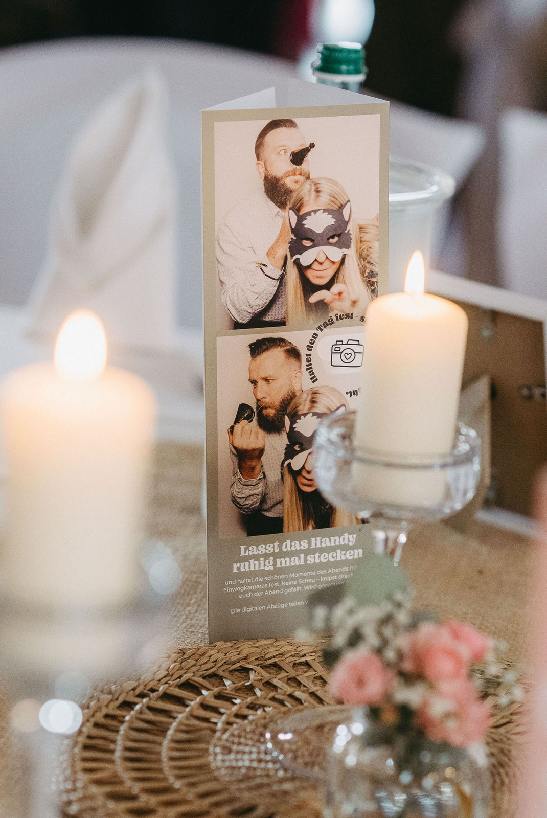 Einladende Tischreihen im Ambrossgut Schönbrunn bereit für das exzellente Hochzeitsessen.