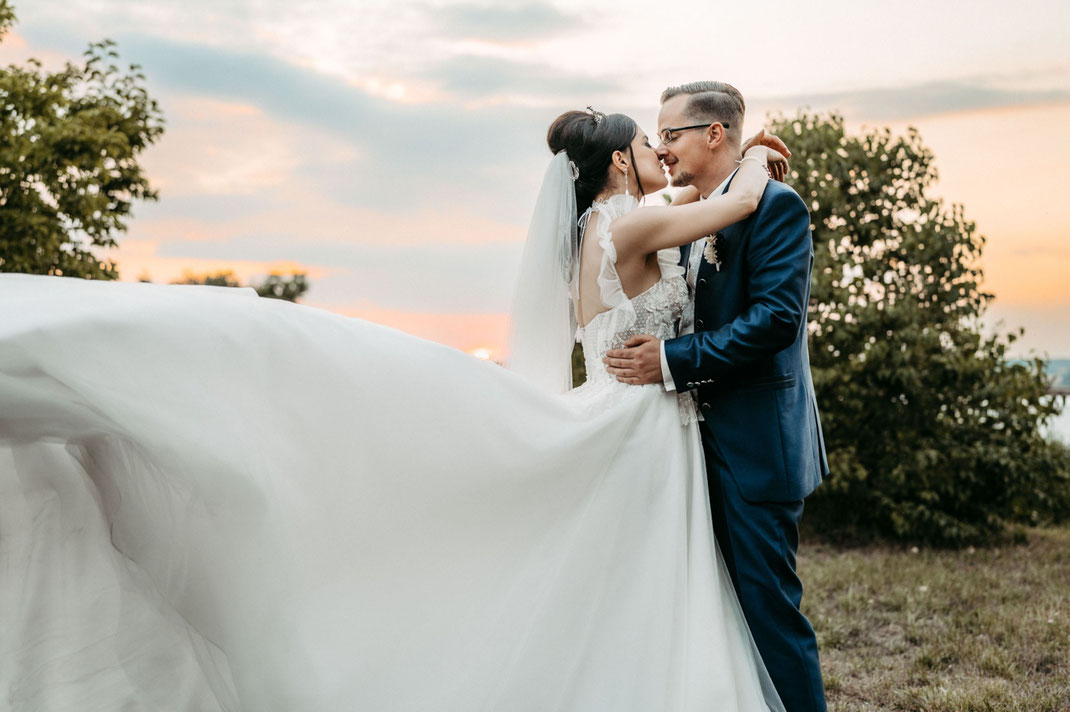 Schlossgasthaus Lichtenwalde, Hochzeit - Märchen-Shooting in Sachsen: Julia und Toni als modernes Königspaar in Lichtenwalde.