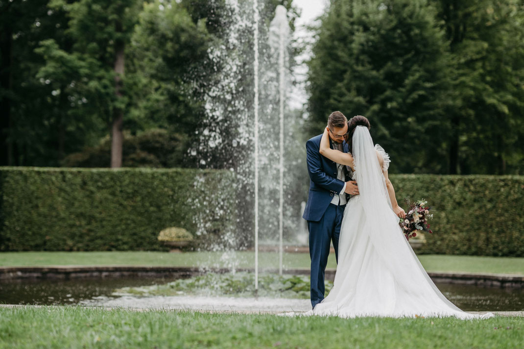 Brautpaarshooting im Schlosspark Lichtenwalde – zeitlose Eleganz vor barocker Kulisse.