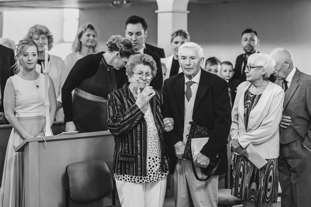 Oma ist ergriffen beim Anblick der Braut udn des Bräutigams in der Dorfchemnitzer Kirche.