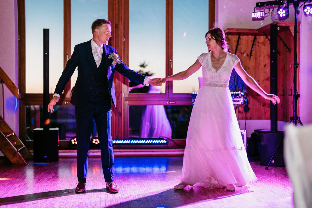 Party-Auftakt: Hochzeitsfotograf Dresden: Das Brautpaar eröffnet die Tanzfläche im Hotel Neue Höhe.