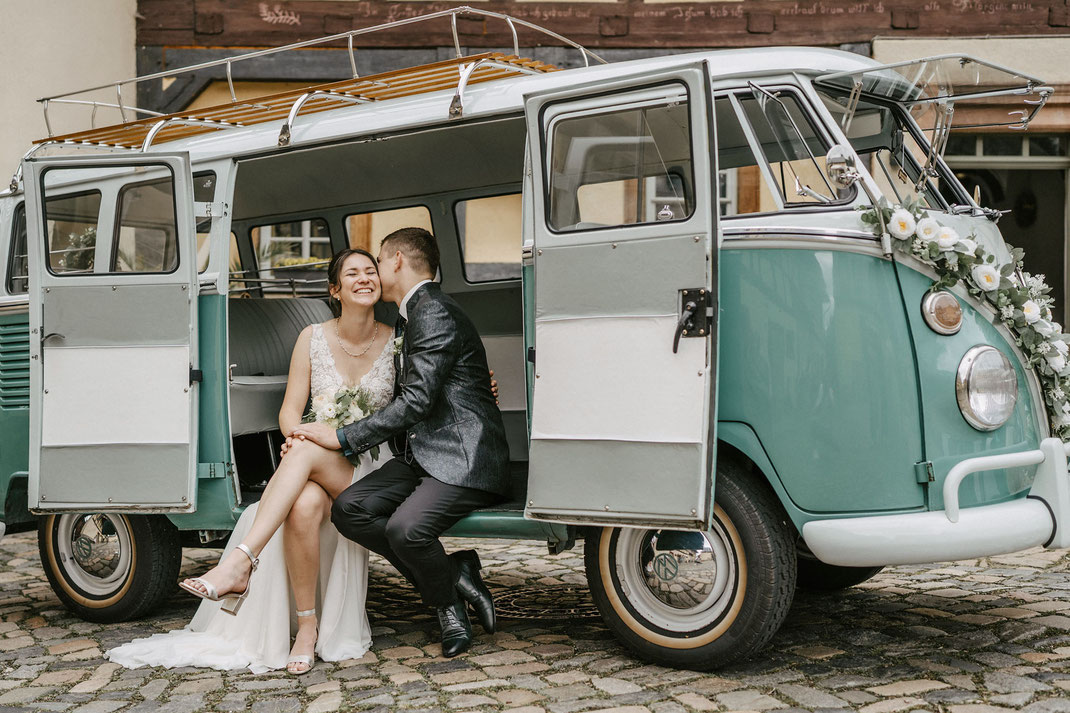 Hochzeit im Denkmalhof Schlagwitz - Als Hochzeitsfotograf in Glauchau. Celine und Lukas im VW-Bulli.