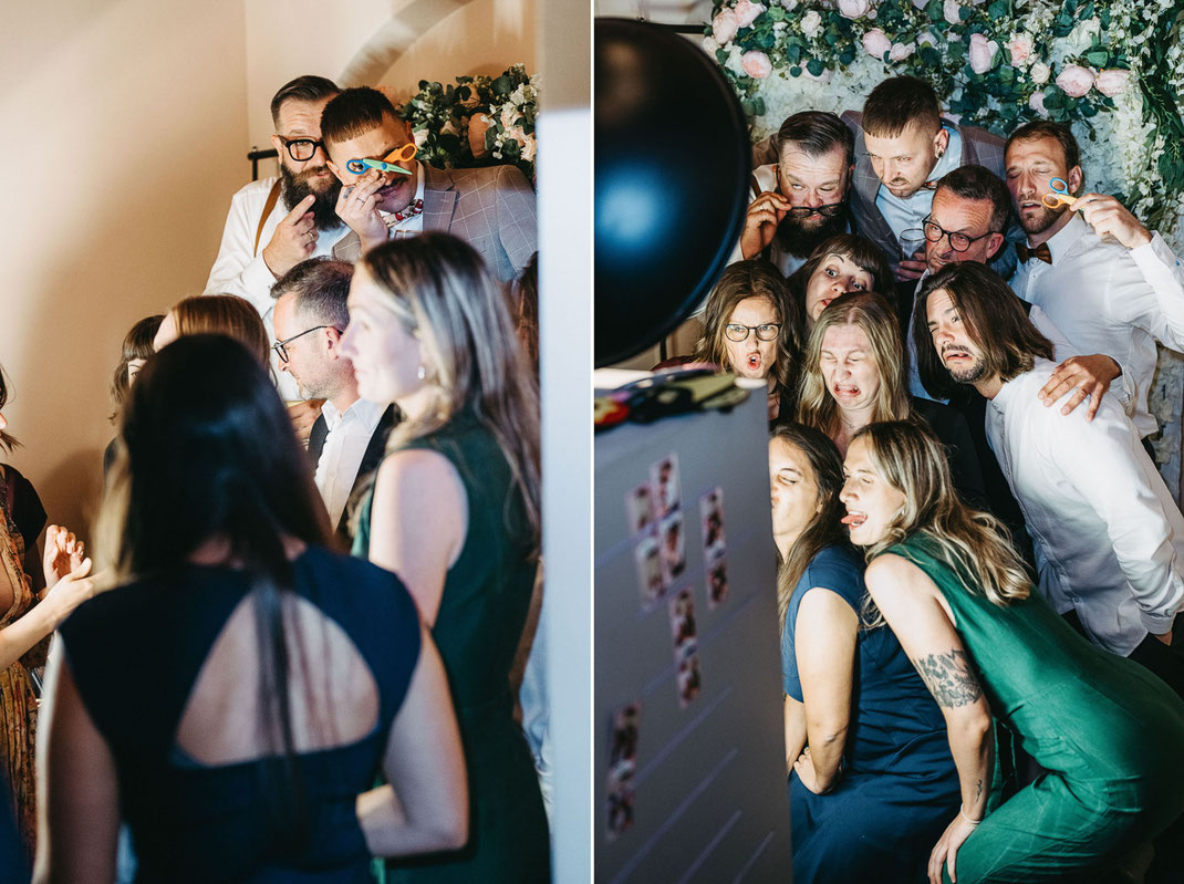 Authentische Disco-Momente und glückliche Gesichter an der Fotobox auf der Tanzfläche fotografiert von Ben Pfeifer.