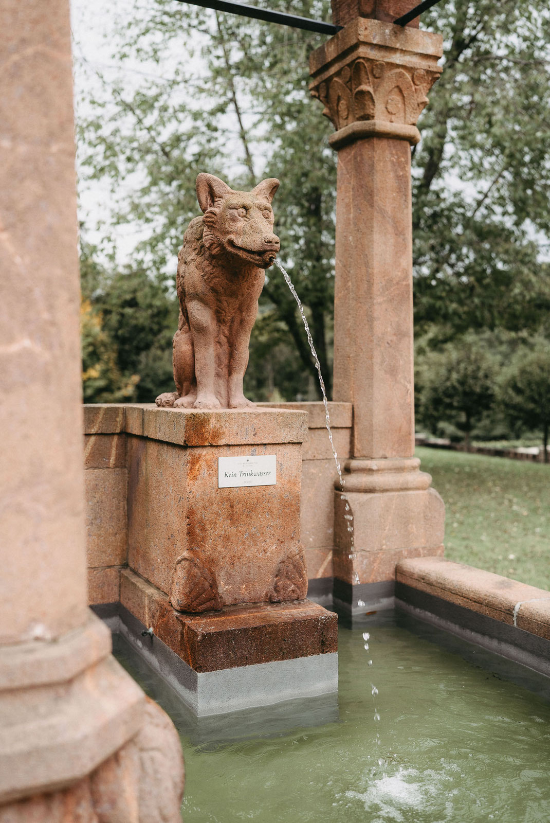 Brunnen Detailfoto im Park von Wolfsbrunn.