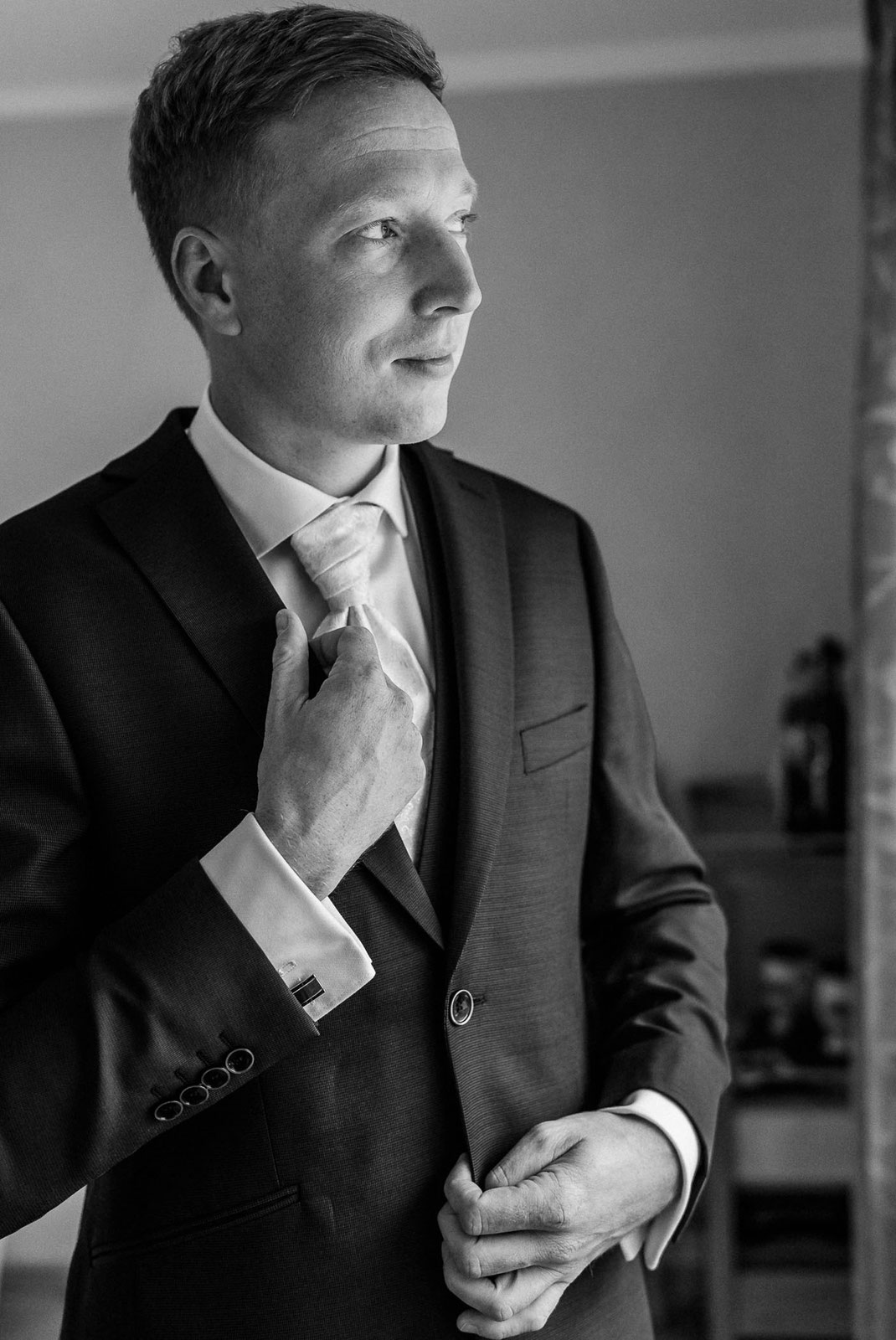 David blickt aus dem Fenster Richtung Kirche  volelr Aufregung udn Vorfreude.