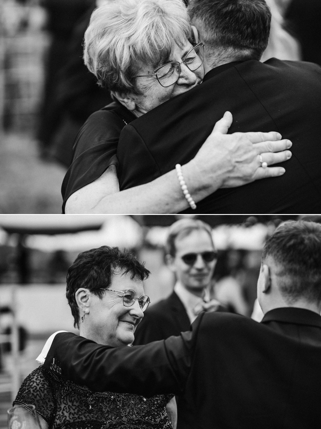 Oma von Bräutigam Josef ist zu Tränen gerührt. Eine emotionale Schwarz-Weis Aufnahme.