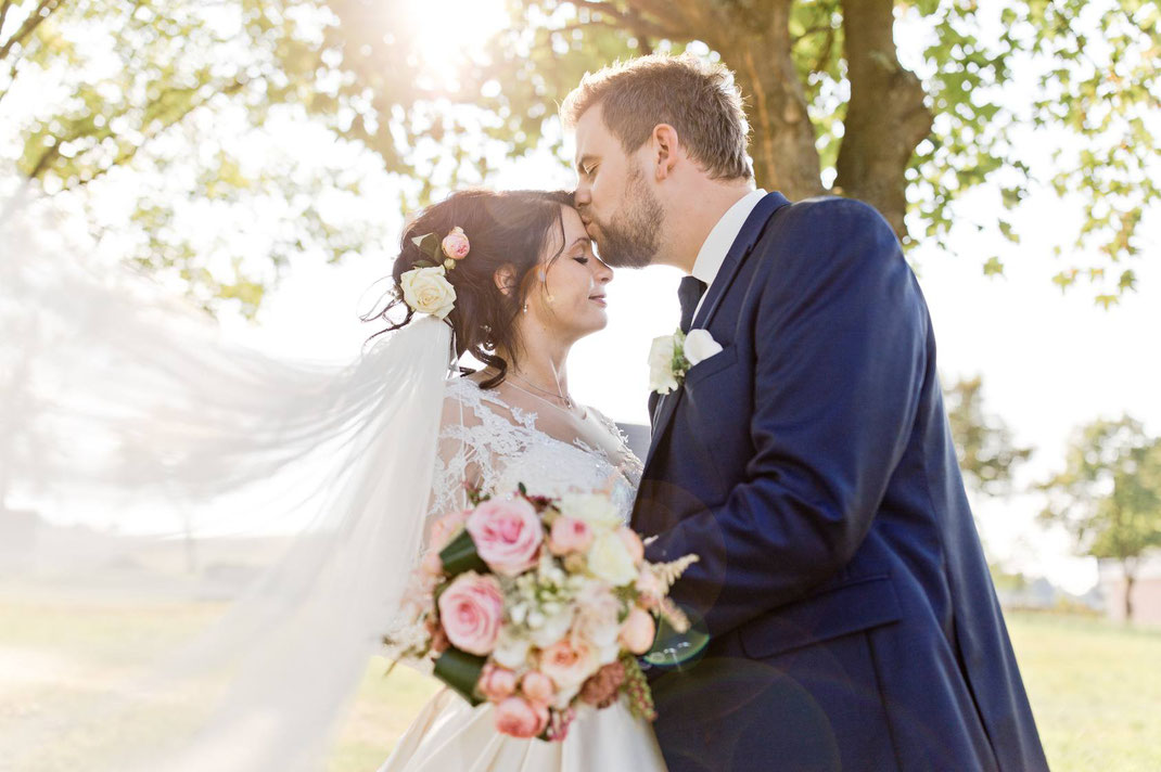 ben pfeifer ist hochzeitsfotograf in sachsen (erzgebirge) dieses foto entand im freilichtmuseum in seiffen zu einer hochzeit im sommer die der fotograf begleitet hat