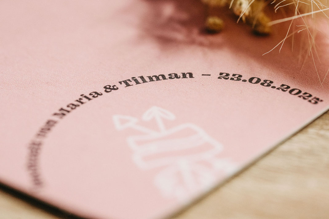 Detailaufnahme der Platzkarte, mit Namen in geschwungener Schrift und dem Hochzeitsdatum.