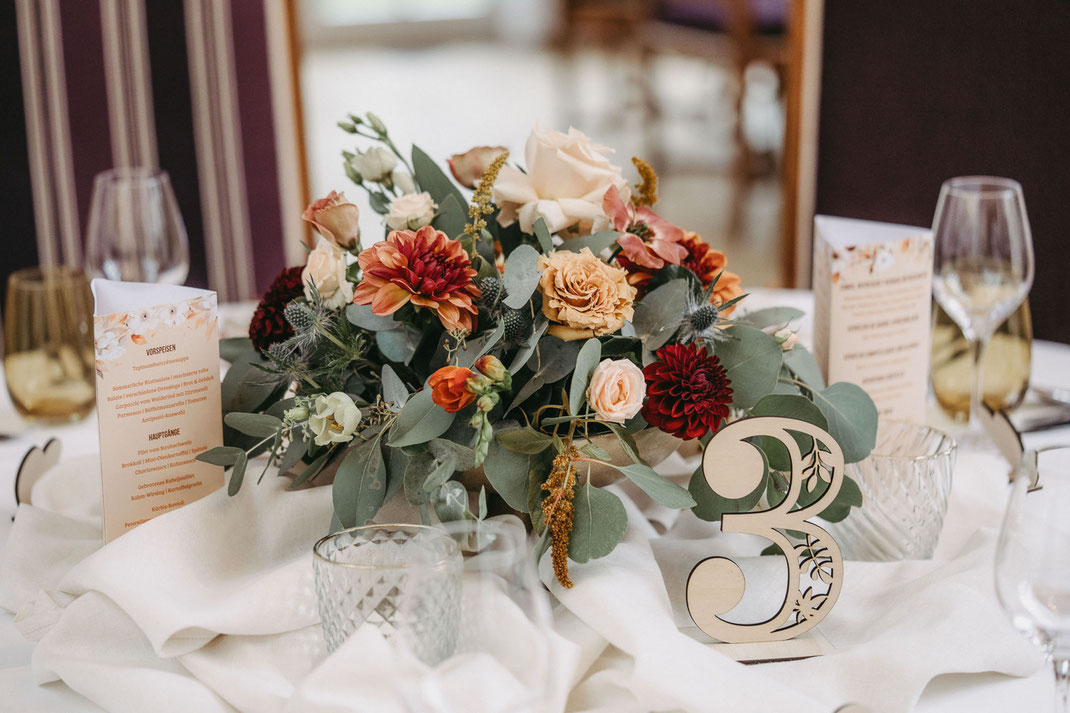 Besonderes Detail: Mein hölzernes Herz-Platzschild für den Hochzeitsfotografen.