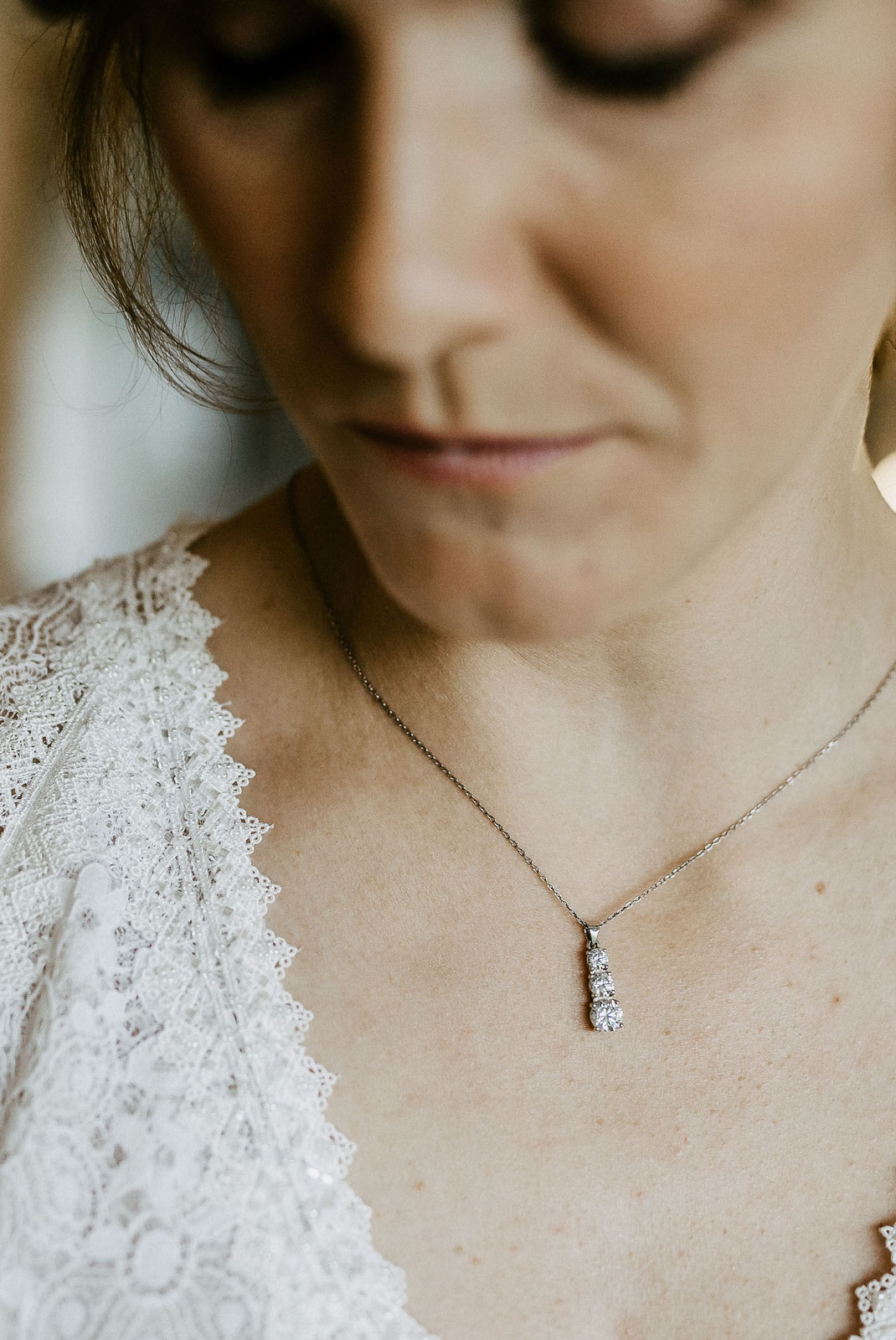 Garten-Detail: Hochzeits-Schmuck und Braut-Accessoires kunstvoll arrangiert im grünen Garten – Reportage-Stil.