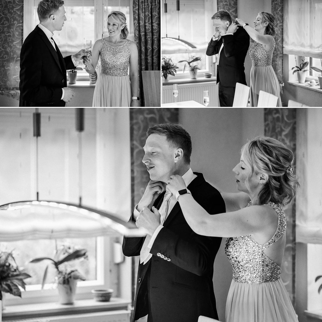 Geschwisterliebe beim Ankleiden: Schwester und Mutter unterstützen Bräutigam beim Getting Ready – Familienmomente fotografiert in Sachsen.