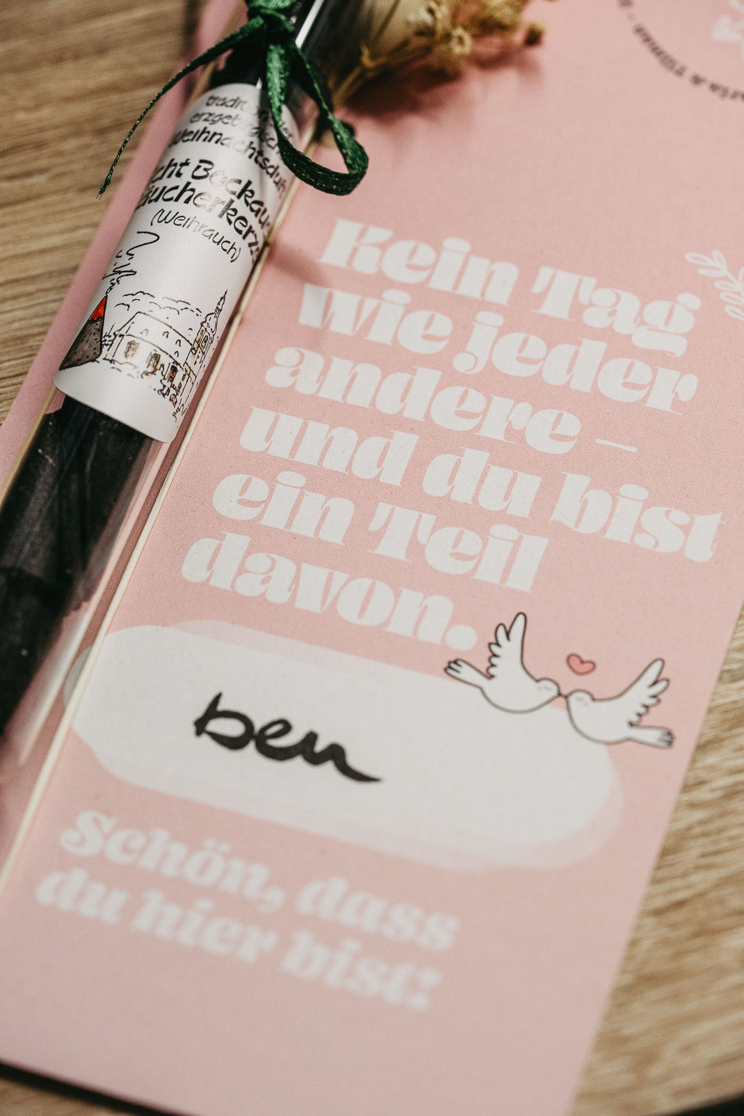 Der Hochzeitsfotograf Ben Pfeifer hat auch einen Platz am Tisch im Ambrossgut Schönbrunn, die Tischkarte ist kreativ gestaltet, da Tilman Werbedesigner ist.
