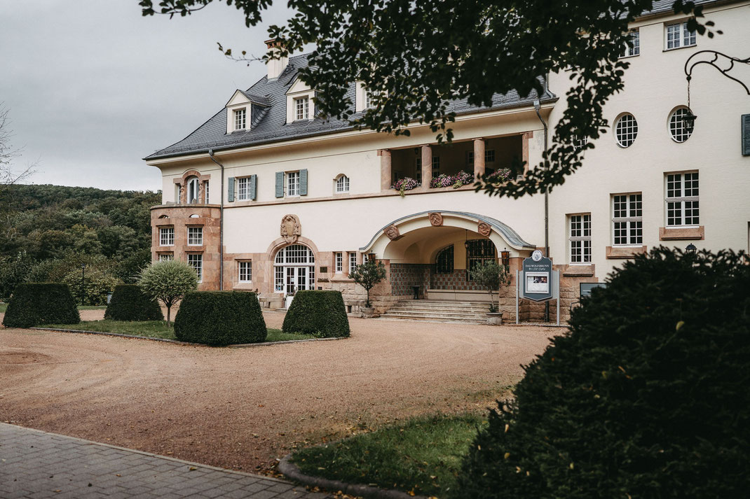 Ankunft im Schloss Wolfsbrunn: Weitwinkelaufnahme vom "Das Wolfbrunn"