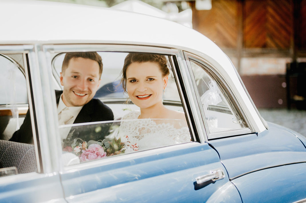 brautpaar im wartburg hochzeit auto hochzeitsauto