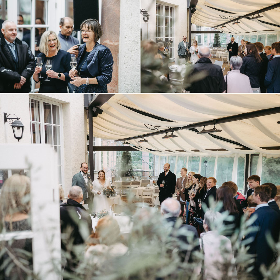 Emotionale Hochzeitsrede im Restaurant ARTICHOKE: Lachende Gäste im Schloss Wolfsbrunn.