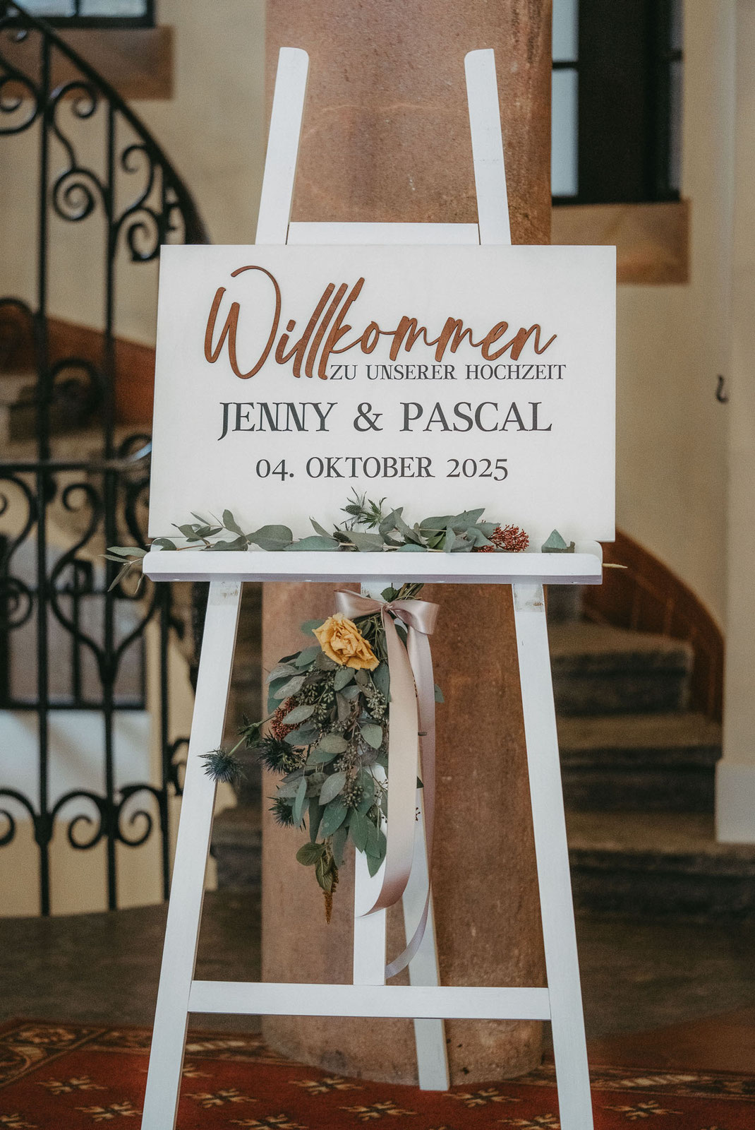 Tafel mit dem Schriftzug "Willkommen zu unserer Hochzeit" - Jenny & Pascal