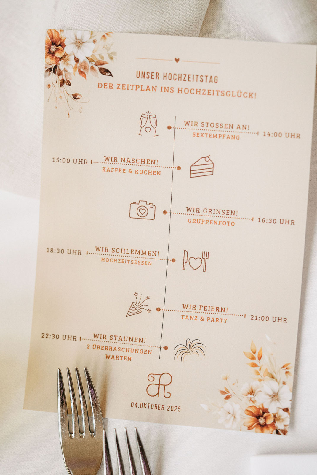 Elegante Menükarten und Servietten-Design bei der Hochzeit im Wolfsbrunn