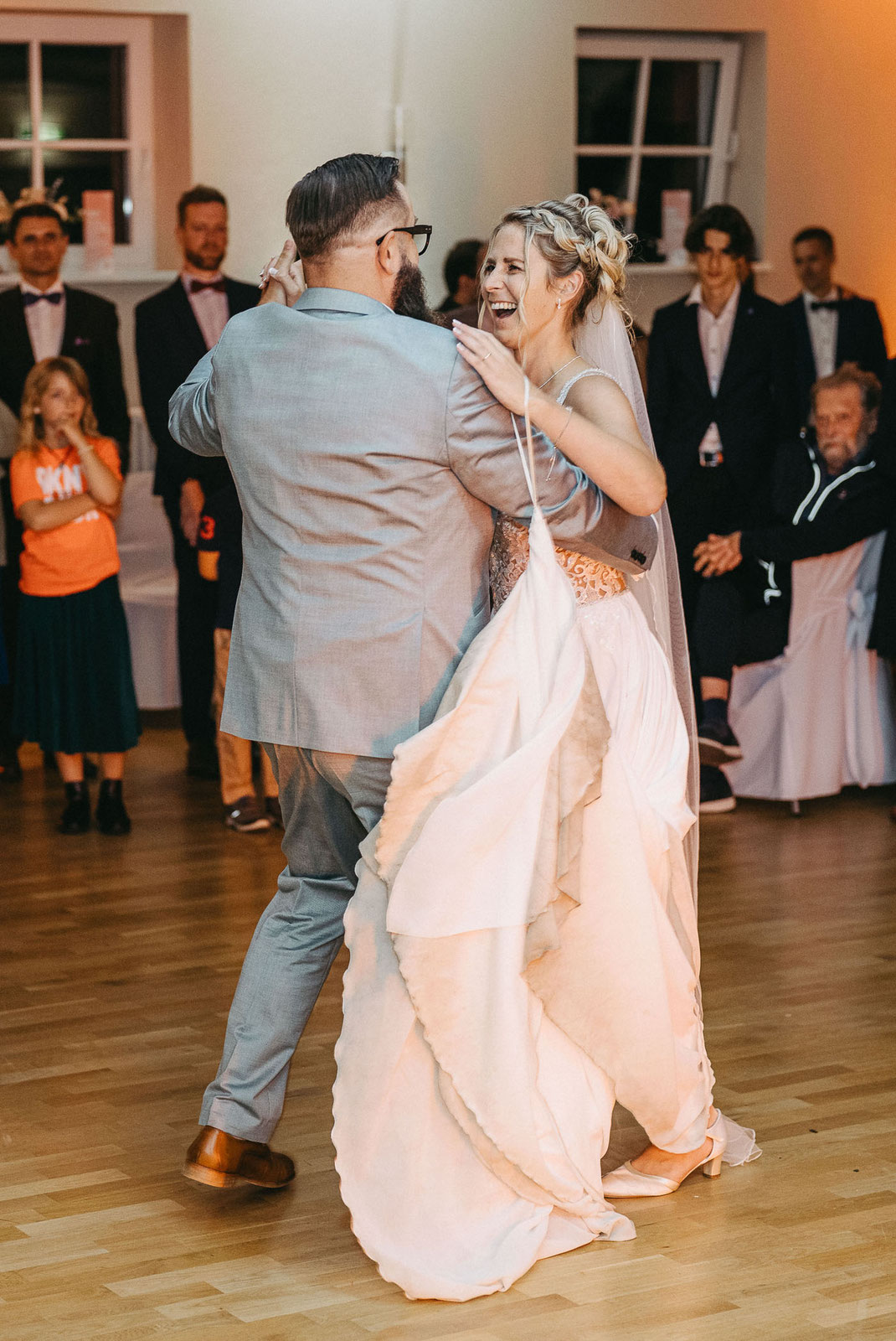Lichtecht Hochzeitsfotografie zeigt die bebende Tanzfläche während der Hochzeitsfeier in Sachsen.
