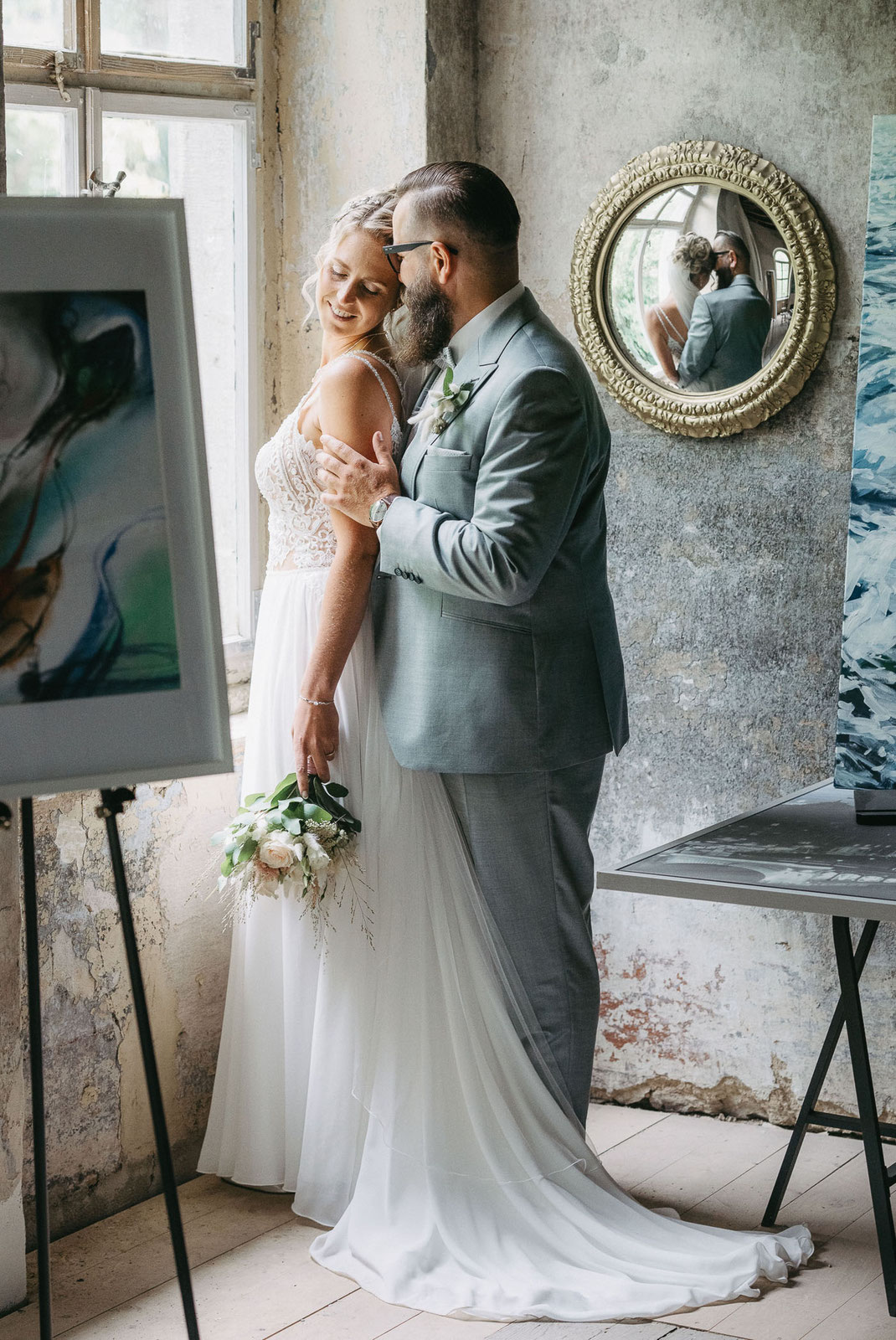Letzte elegante Hochzeitsporträts mit weichem Galerielicht nach dem wetterbedingten Locationwechsel an der Himmelsmühle.