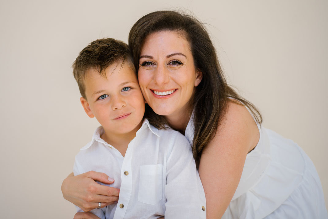 mom and son hugging and smiling during photoshoot the Hague 