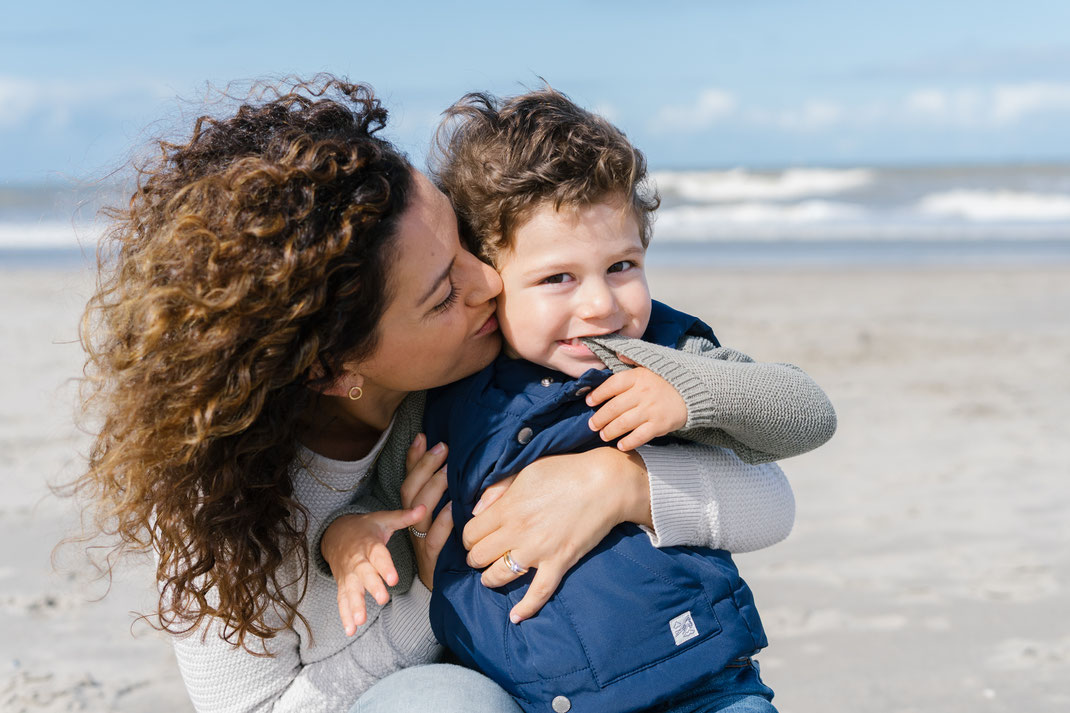 mama and boy den Haag beach