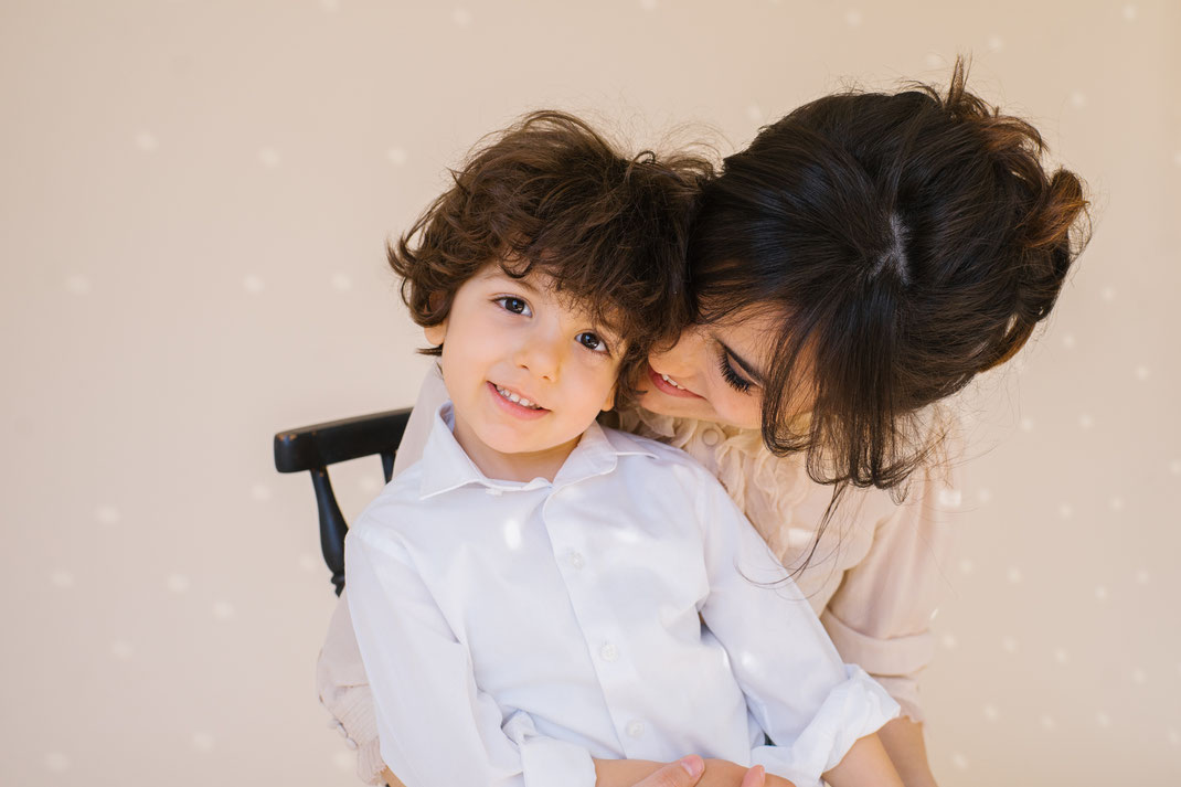 mother cuddles son in family shoot den Haag