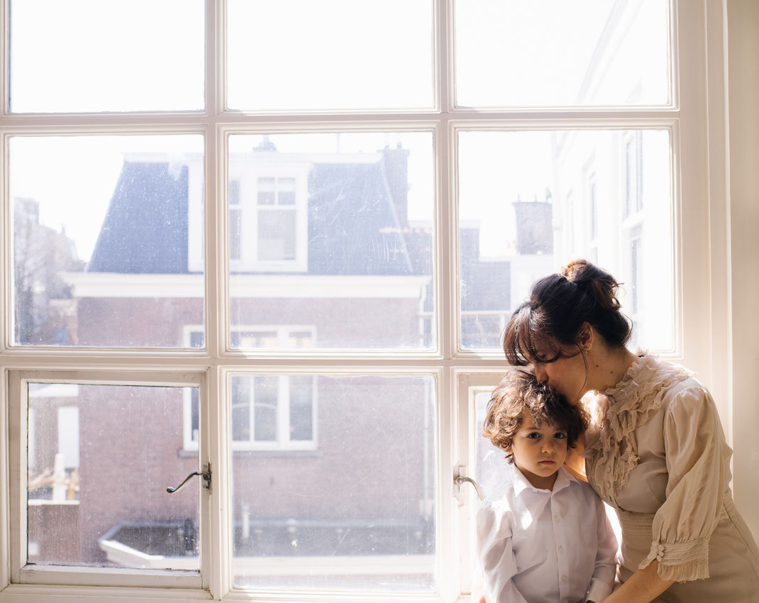 mother and son in the window den Haag