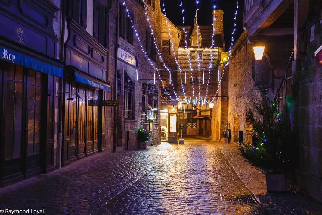 mont saint-michel at night