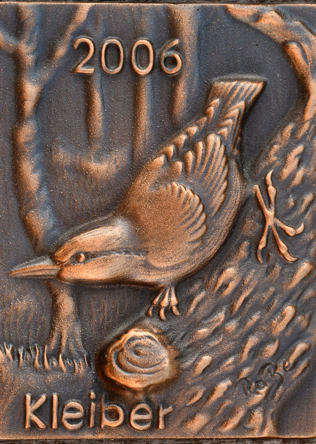 Die Bad Laaspher Firma „Kremer&Blöcher“ (sign. RoBe) hat unserem kleinen Baumflitzer schon 2006 ein Denkmal in Form einer kleinen Bronze gewidmet. 