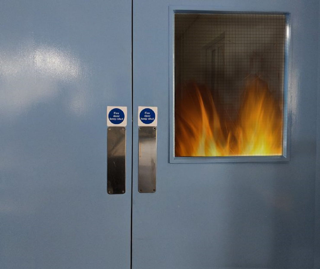 ¿Cuánto tiempo deben las puertas cortafuegos mantener el fuego fuera?