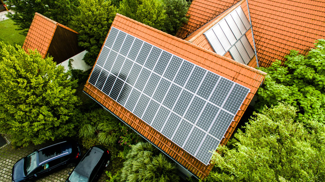 Photovoltaikanlage aus der Vogelperspektive ©iKratos