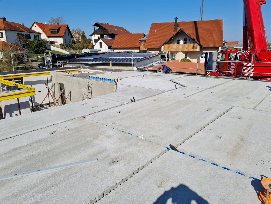 Die Fertigdecke eines Liapor Massivhauses, gerade verlegt, vor dem Fugenverguss.