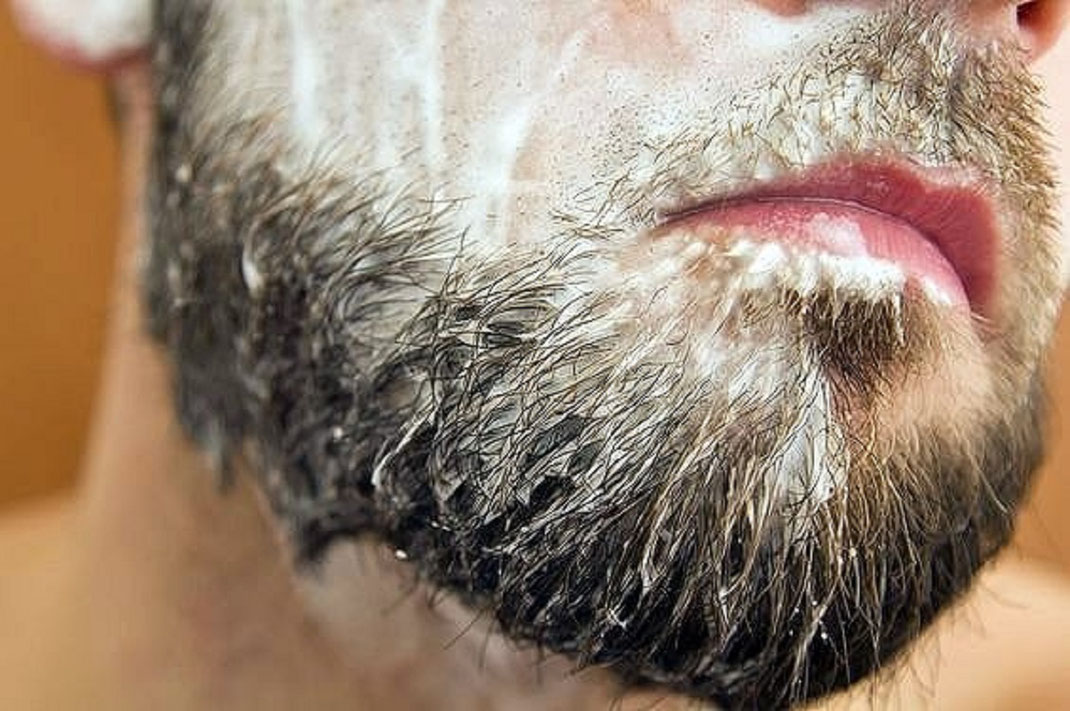 ¿Te estás lavando mal la barba? 3 errores comunes