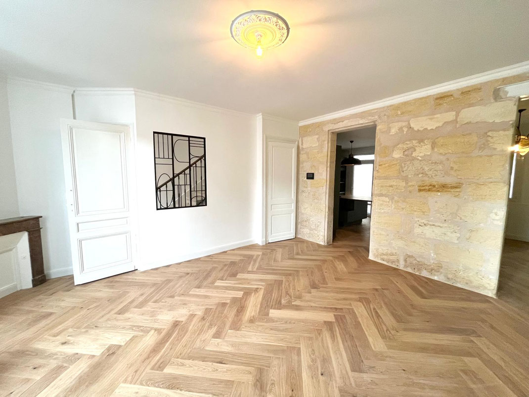 rénovation maison popsy deco architecte d'intérieur bordeaux décoratrice salon pierre bordelaise parquet baton rompu