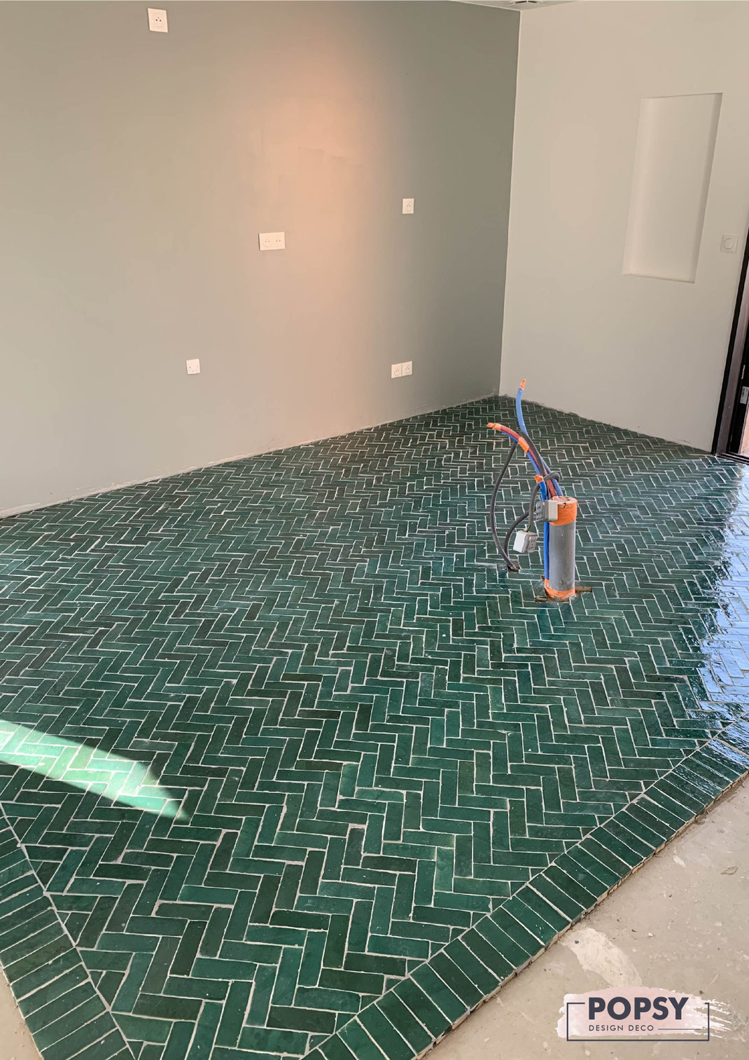 bejmat vert foncé pose carrelage sol émeraude zellige chevron décoration intérieure
