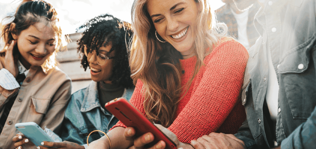 gruppe junger menschen schauen auf ihre smartphones
