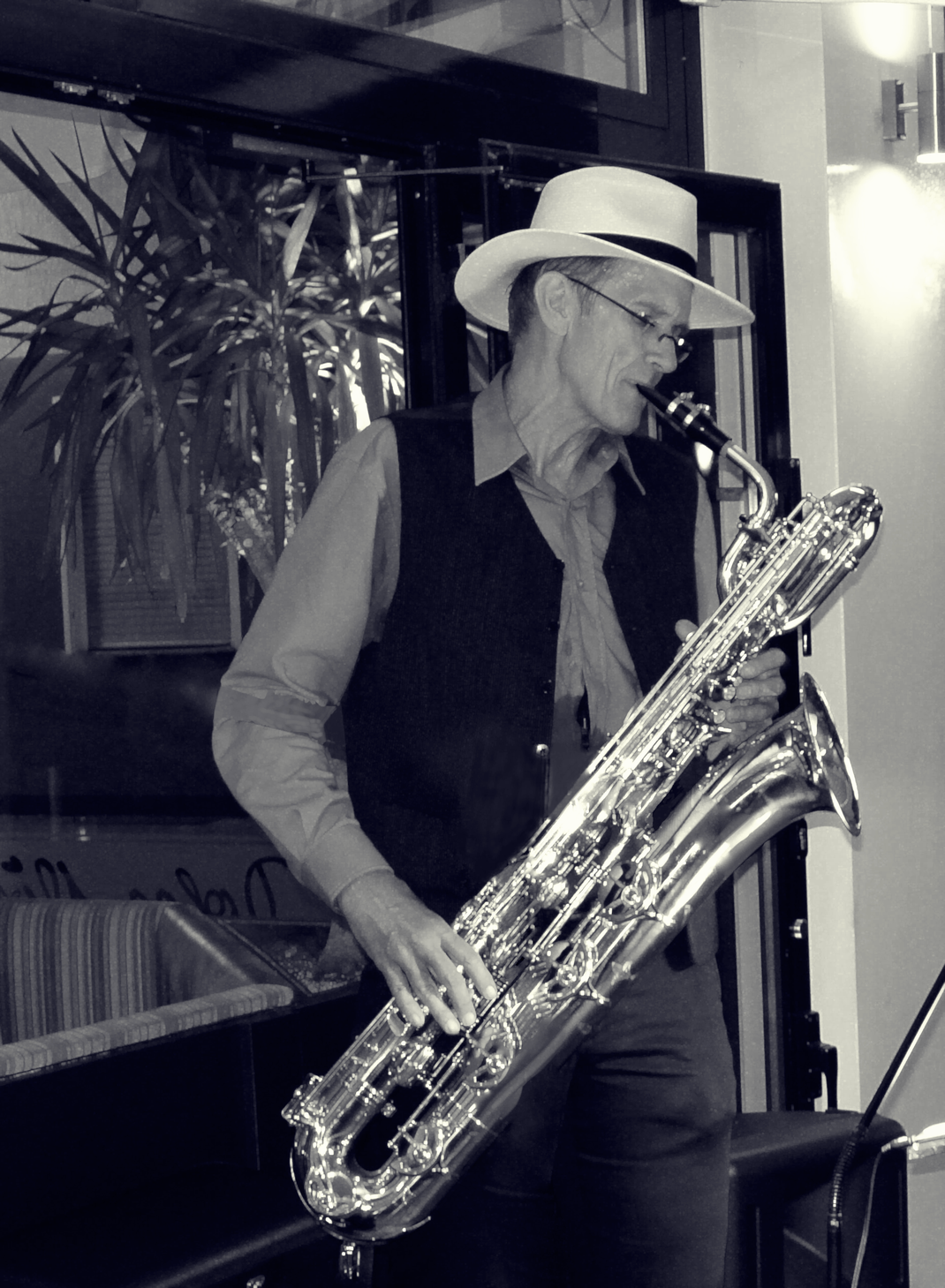 Saxophonist Jürgen Keymer mit Bariton Saxophon in Düren