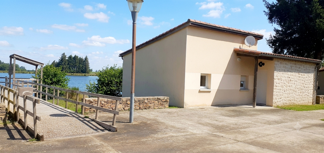 Gîte 4 personnes au bord de l'étang de pêche des Pouyades, Magnac-Laval, Nouvelle-Aquitaine