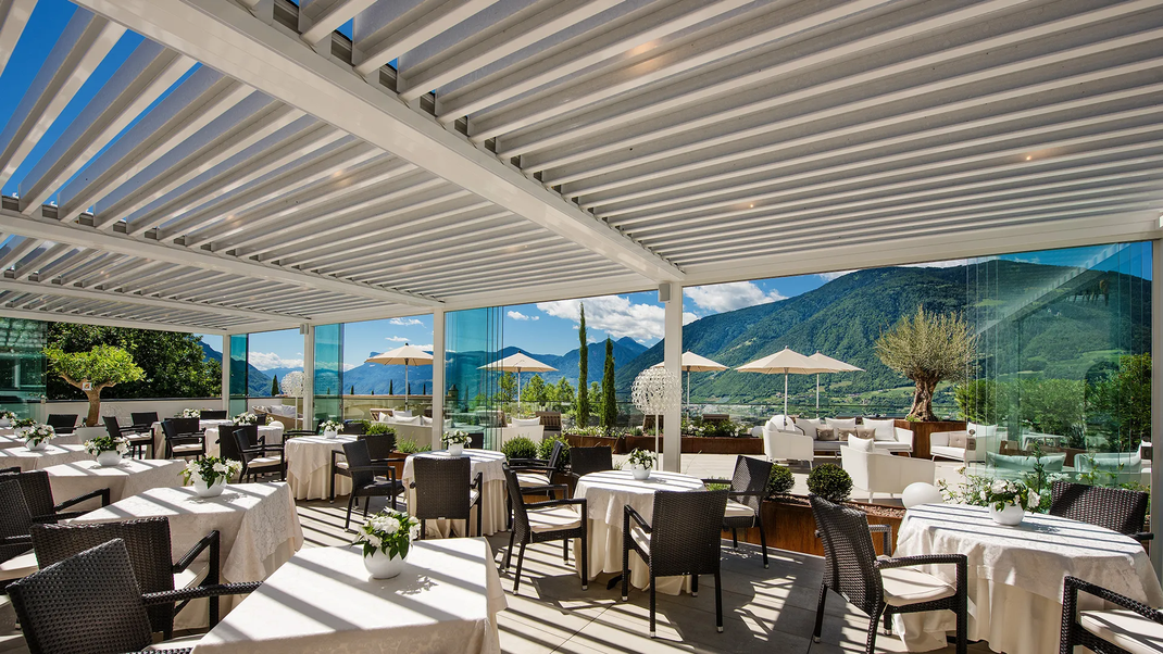 Beschattung einer Restaurant Terrasse durch Lamellendächer