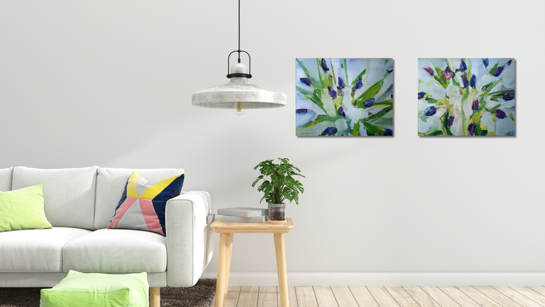 Ölbilder, abstrakt, mit Tulpen, 2 Bilder, in hellem raum mit sofa