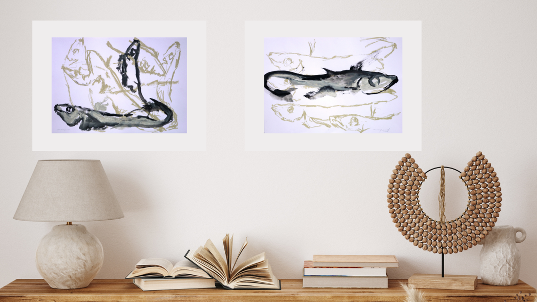 Zeichnungen mit Fischen über einem sideboard.