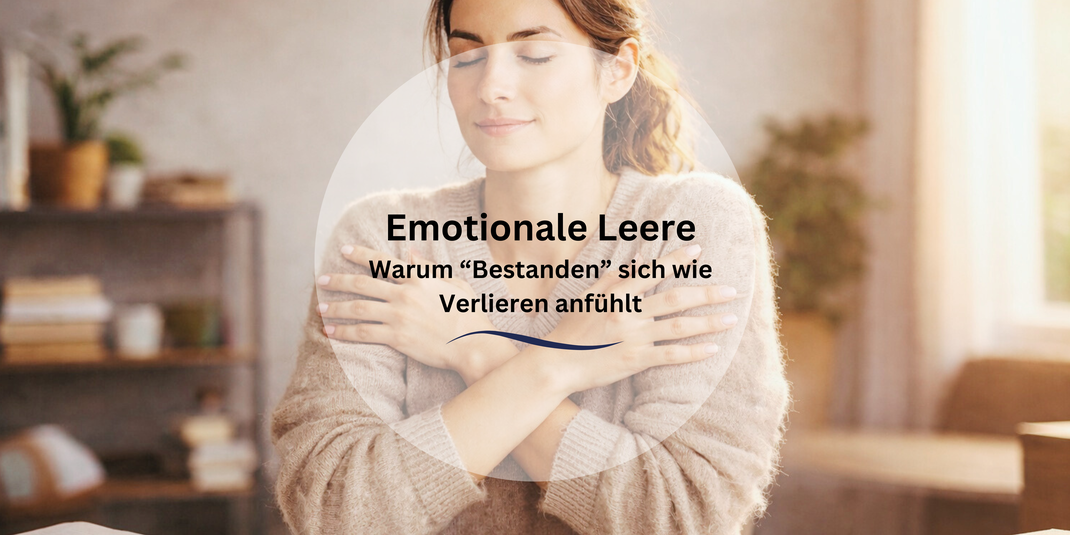 Studentin übt Butterfly-Hug bei Leere nach bestandener Prüfung
