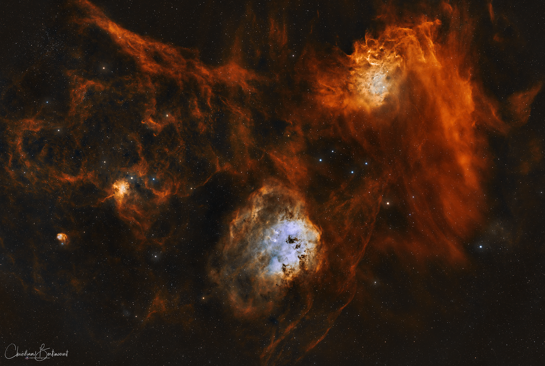 IC 405, la nébuleuse de l’Étoile Flamboyante, et IC 410, la nébuleuse du Têtard