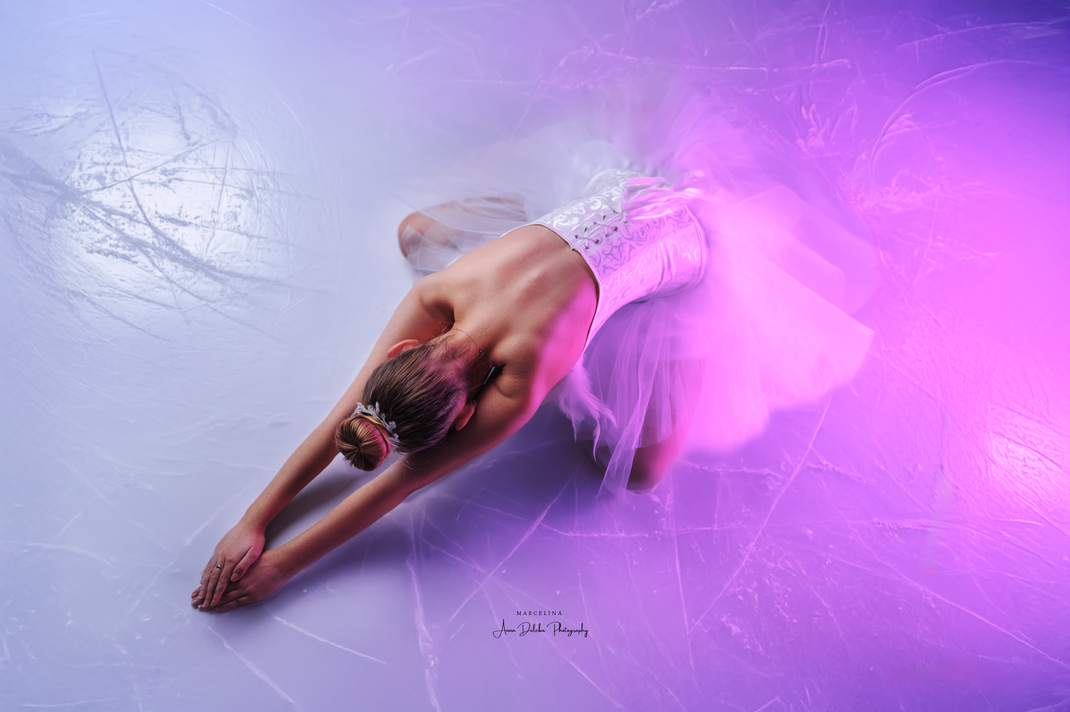 Frauenfotografie Karlsruhe – Frau im Tanzpose mit fließendem Tüllkleid, Fine Art Stil