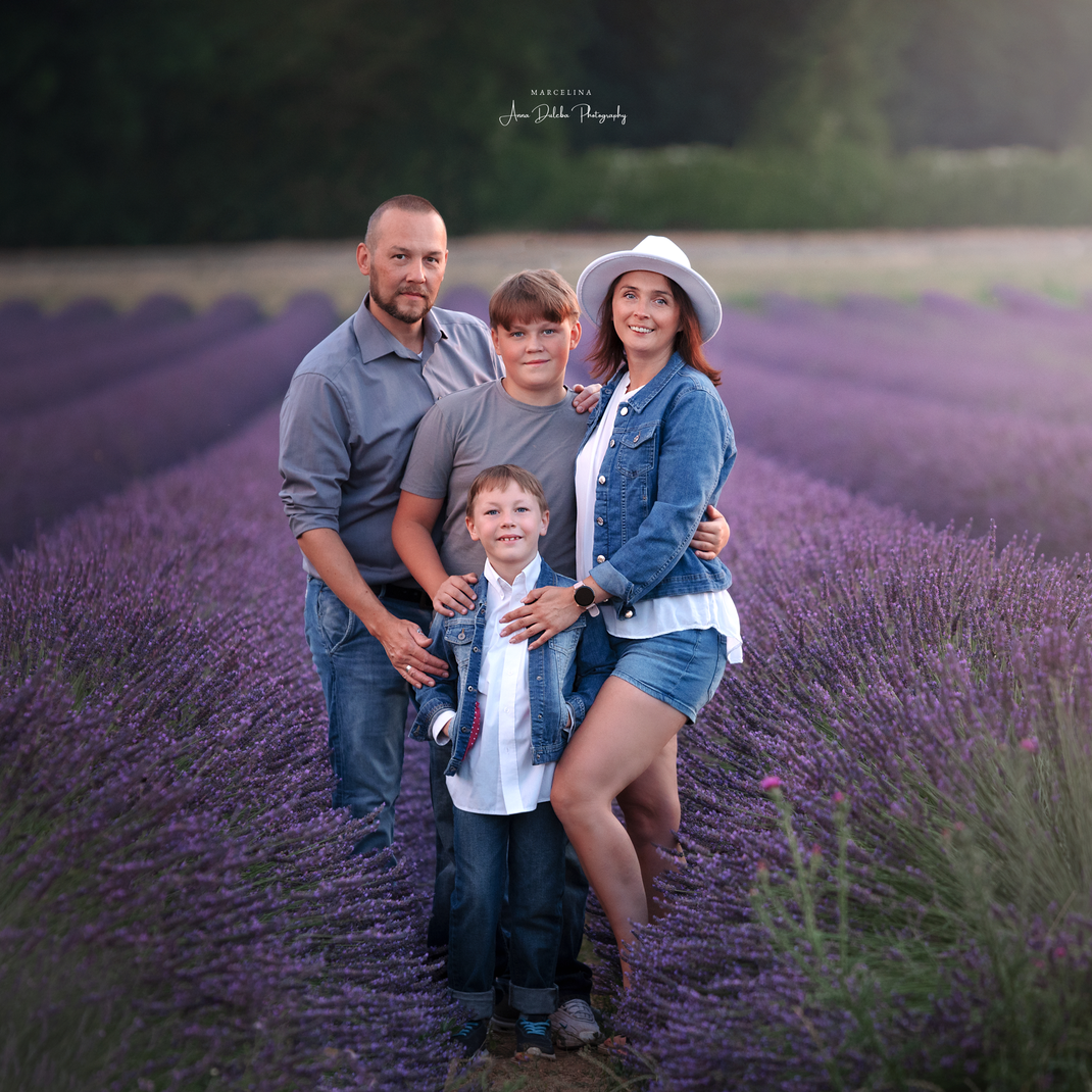 Familienfotografie Karlsruhe – Familie mit zwei Kindern im Lavendelfeld, Fine Art Stil