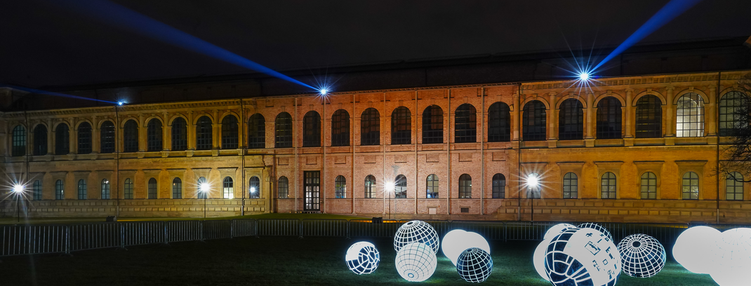 Das Kunstareal verbindet – eine Lichtaktion der Stadt München. WE ARE VIDEO