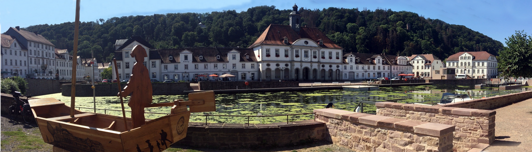 Ehem. Packhaus („Altes Rathaus“), 1715–1718 erbaut, mit Hafenbecken des Landgraf-Carl-Kanals