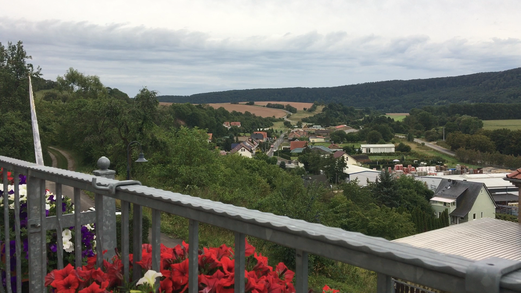 Blick vom Quartier , wo heute noch eine Hochzeitsgesellschaft kommt, ins Werratal