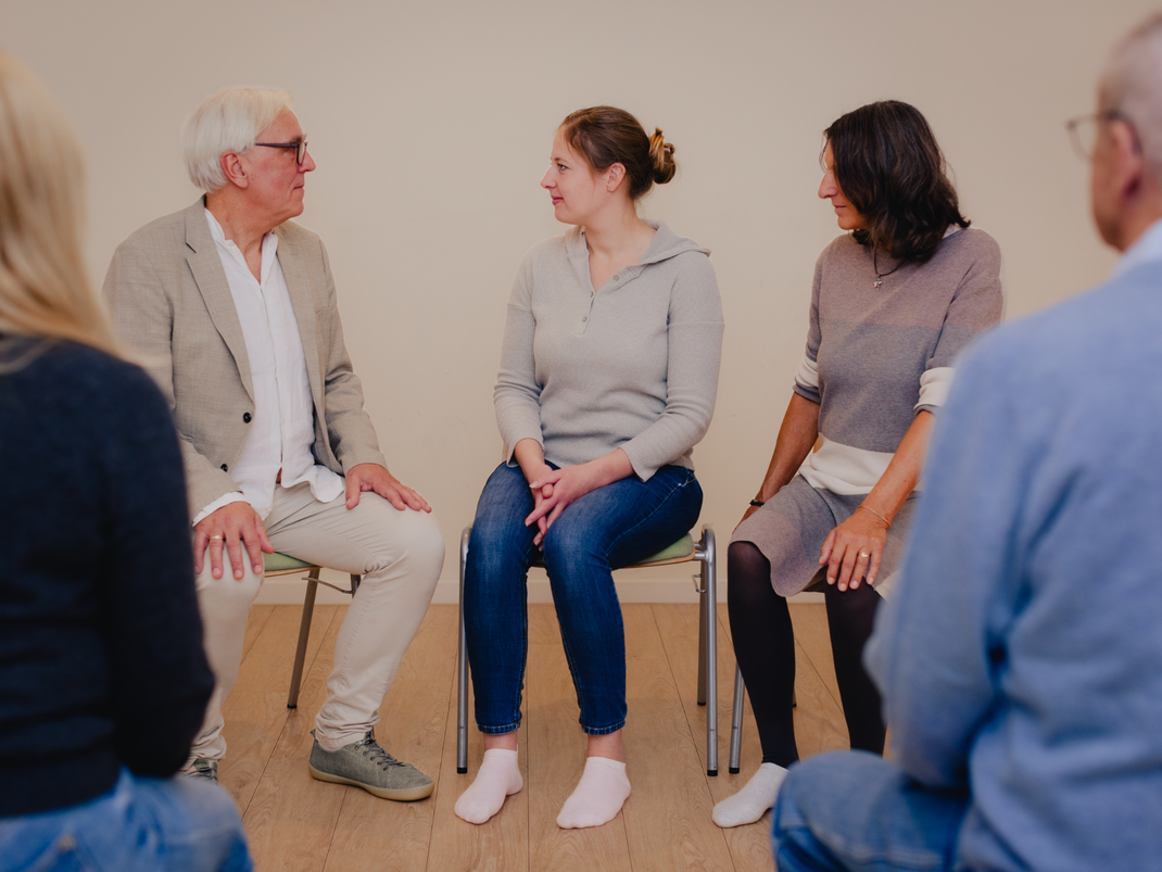 Beispiel-Bild: Patienten nehmen meist zwischen mir und meiner Frau Platz. Hier klären wir nicht nur das Anliegen, sondern auch die Einhaltung der durch die Erkrankung vorgegebenen individuellen Belastungsgrenzen.