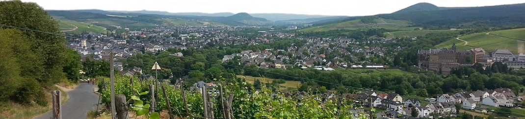 Der Rotweinwanderweg oberhalb von Walporzheim mit Sicht Richtung Bad Neuenahr-Ahrweiler